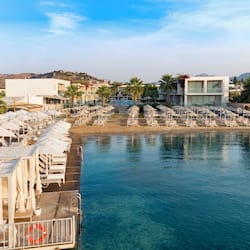 Playa privada, sillas reclinables de playa, sombrillas