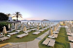 Privat strand, solsenger og parasoller