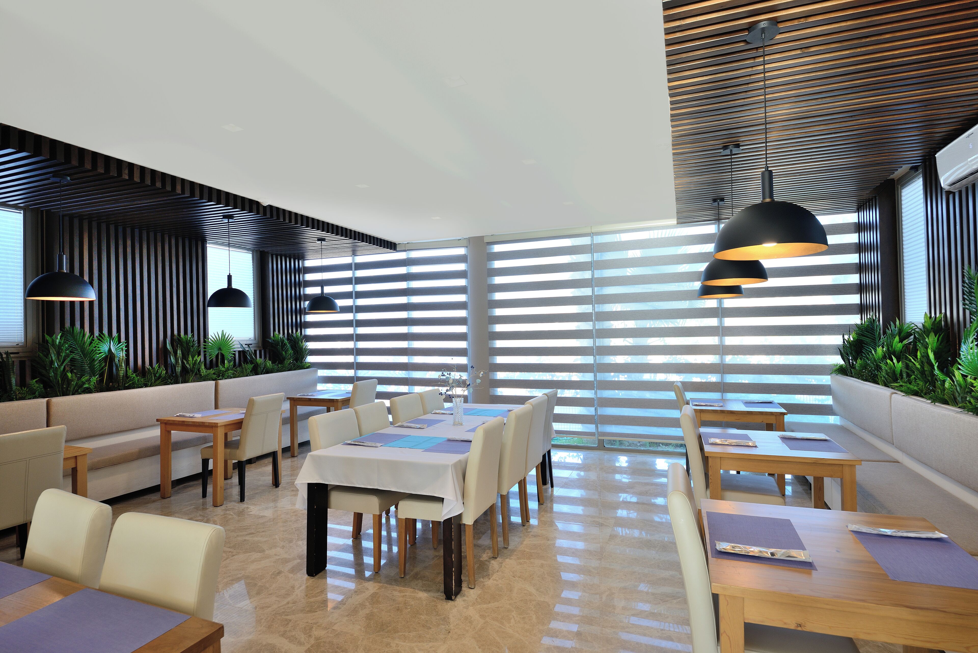 بوفيه فطور مجانًا يوميًا