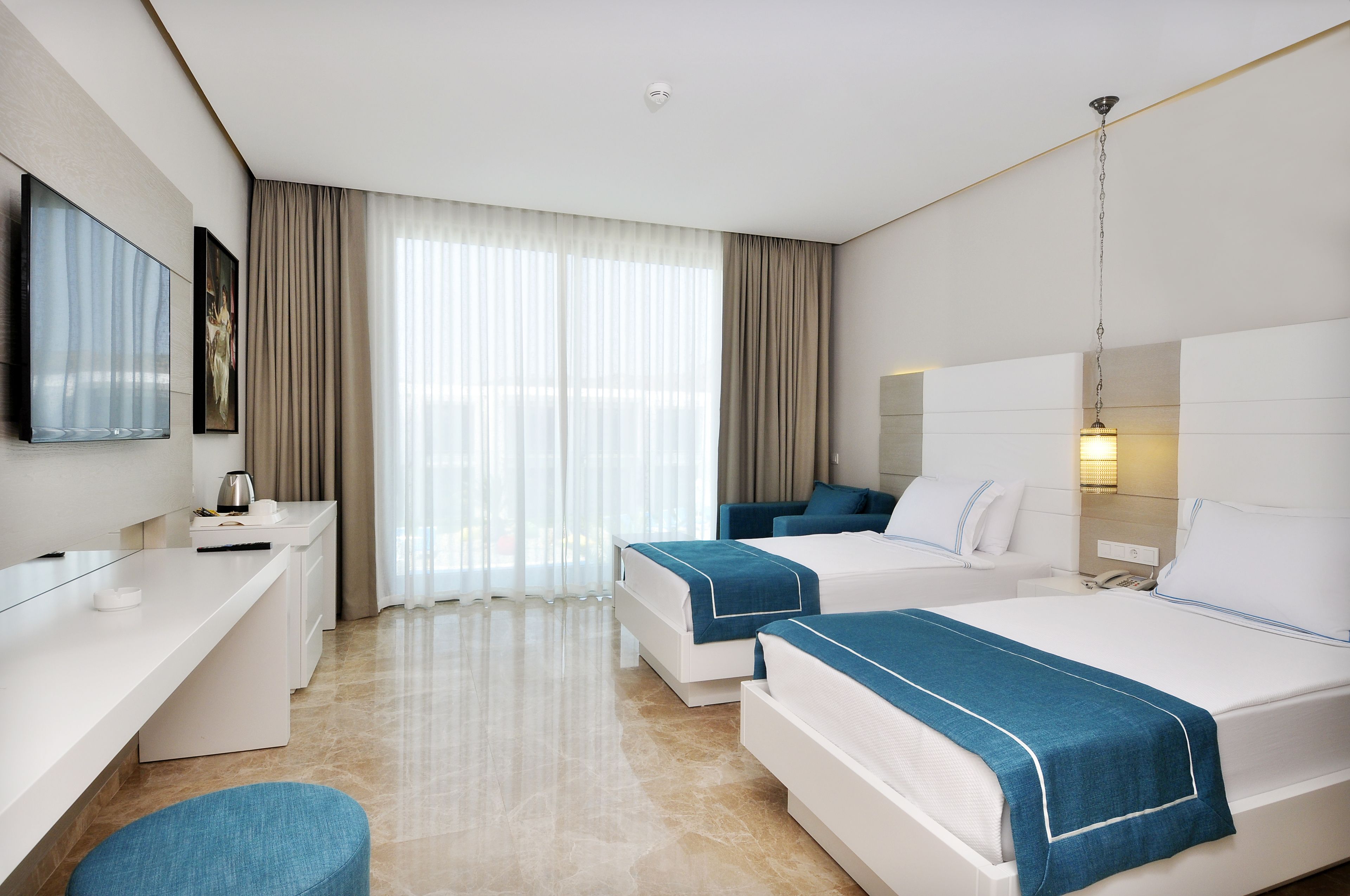 deluxe triple room | minibar, in-room safe, desk, soundproofing