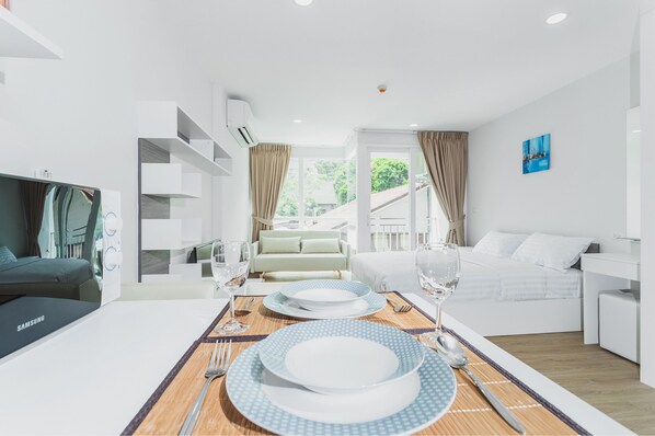 In-room safe, desk, blackout drapes, free WiFi - Condo in Kata in Ozone - Unit A506 (Karon)