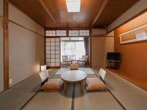 Japanese Style Room for 4 People | In-room safe, free WiFi, bed sheets - Onsen Guest House Aobato no Su (Matsue)