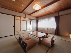Japanese Style Room for 5 People | In-room safe, free WiFi, bed sheets - Onsen Guest House Aobato no Su (Matsue)