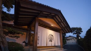 Ein traditionelles japanisches Gebäude mit Holzbauweise und hellem Innenraum.