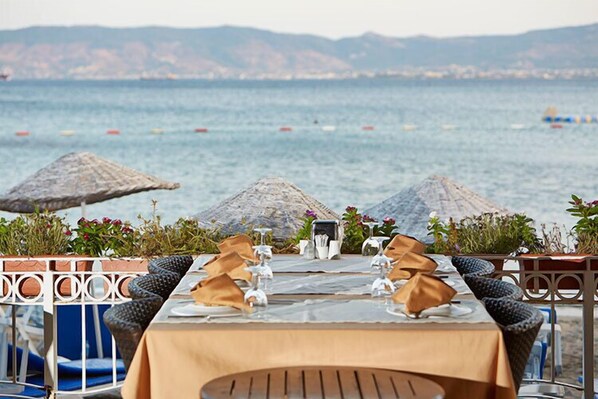 Lunch and dinner served, international cuisine