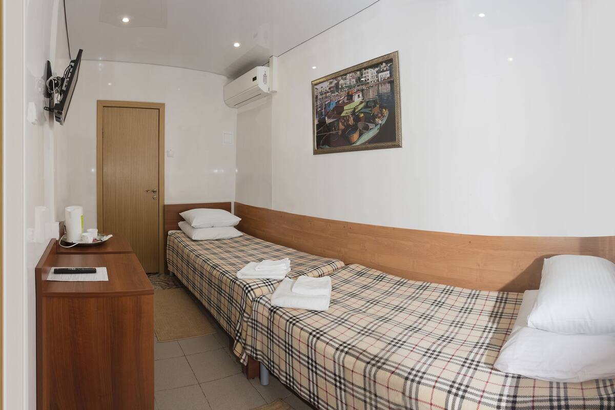 Economy Twin Room | In-room safe, desk, soundproofing, iron/ironing board