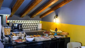 Frukostbuffé varje dag (EUR 8 per person)