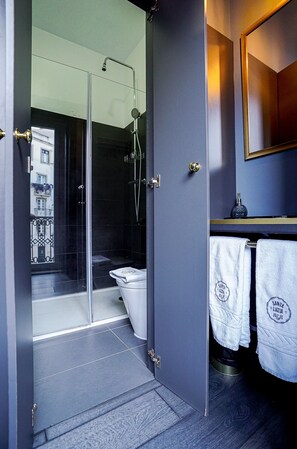 Doppelzimmer, Balkon | Badezimmer | Dusche, kostenlose Toilettenartikel, Haartrockner, Handtücher