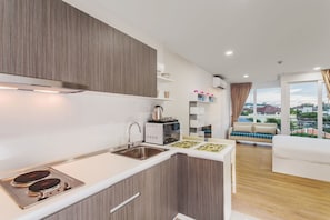 Appartamento Standard, 1 camera da letto | Cucina privata | Frigorifero, microonde, piano cottura, bollitore elettrico