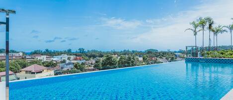 Piscina externa, guarda-sóis, espreguiçadeiras