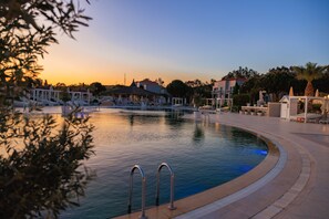 Alberca techada y alberca al aire libre por temporada