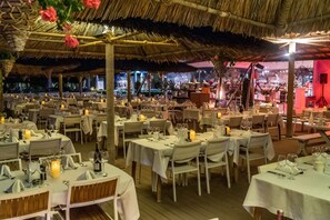 2 restaurants, breakfast, lunch, dinner served; international cuisine 