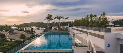 Una piscina al aire libre, una piscina en la azotea