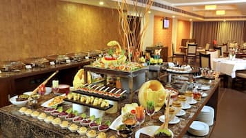 2 間餐廳;供應早餐、午餐、晚餐;多國菜