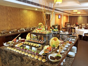 2 restaurantes; se sirven desayunos, almuerzos y cocina internacional 