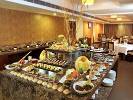 2 间餐厅，供应早餐、午餐和晚餐，国际美食