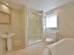 Deluxe Triple Room, Ensuite (Triple with bath) | Bathroom