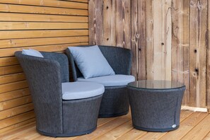 Chalet Deluxe, 1 habitación, patio, vistas a la montaña | Escritorio, sistema de insonorización, wifi gratis y ropa de cama