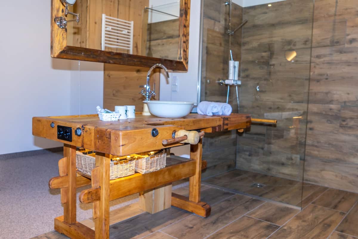 1 bedroom, desk, soundproofing, free wifi