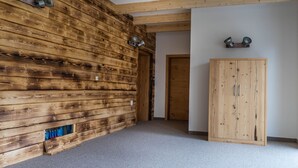 A room with wooden panel walls, a wooden wardrobe, and a door. - Hotel Restaurant Perschler (Fohnsdorf)