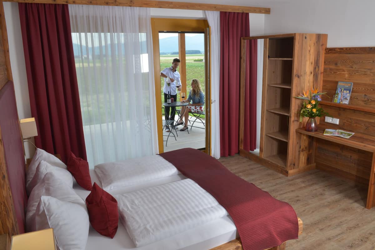 Deluxe Chalet, 1 Bedroom, Patio, Mountain View | Desk, soundproofing, WiFi (free), bed sheets