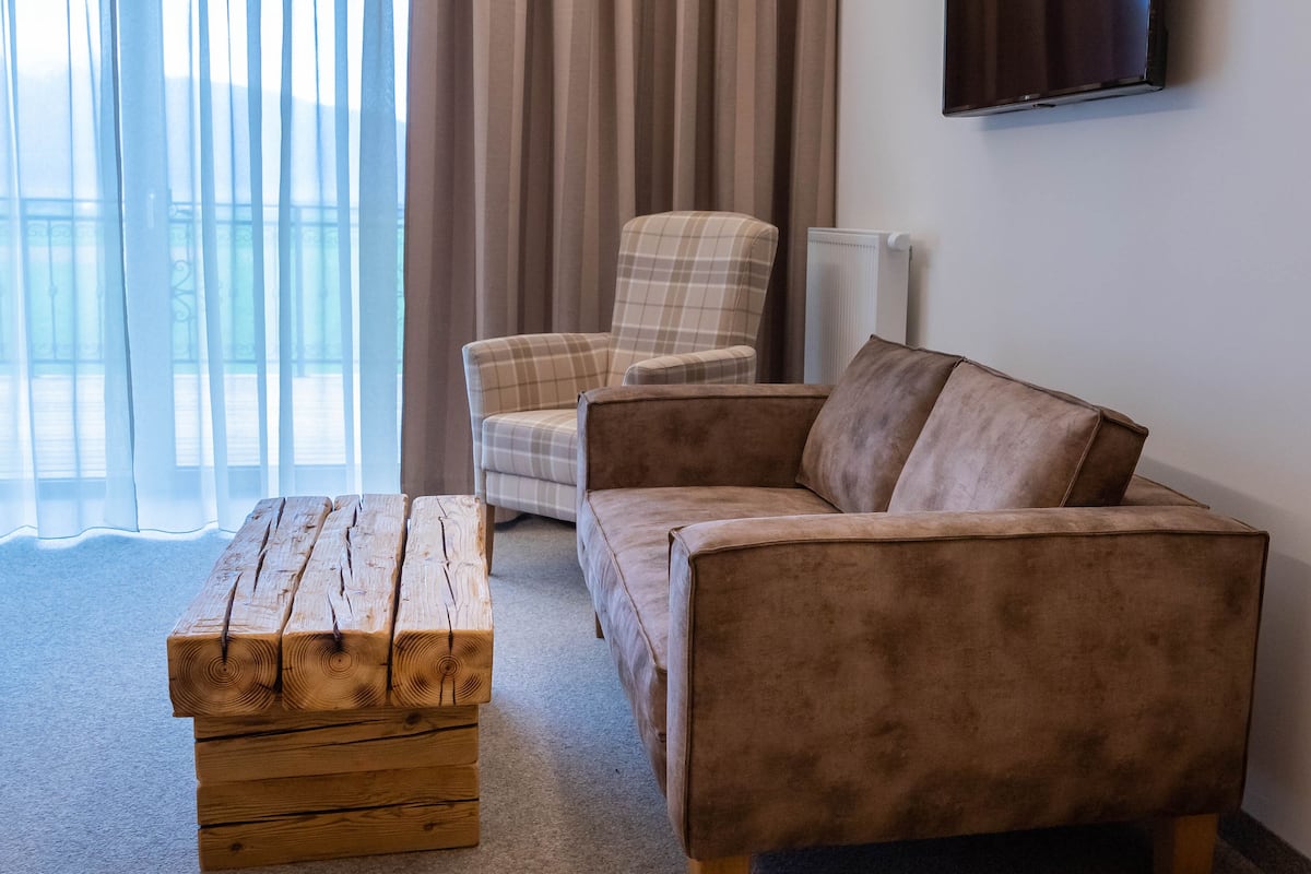 deluxe chalet, 1 bedroom, patio, mountain view | 1 bedroom, desk, soundproofing, free wifi