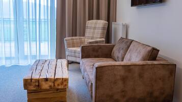 Deluxe Chalet, 1 Bedroom, Patio, Mountain View | Desk, soundproofing, free WiFi, bed sheets