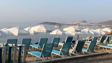 Privat strand, solsenger og parasoller