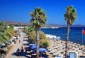 Playa privada, sillas reclinables de playa, sombrillas