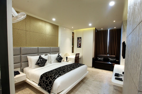 Quarto casal ou duplo luxo, 1 cama King | Frigobar, cofres nos quartos, escrivaninha, quartos à prova de som