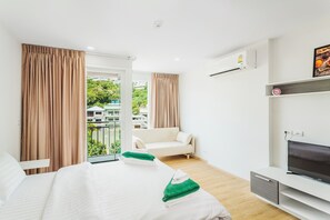 Studio, 1 Bedroom | In-room safe, blackout drapes, iron/ironing board, free WiFi