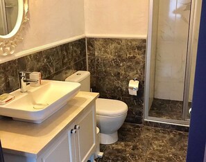Phòng đôi tiện nghi đơn giản | Phòng tắm | Buồng tắm vòi sen, đồ dùng nhà tắm miễn phí, máy sấy tóc, khăn tắm