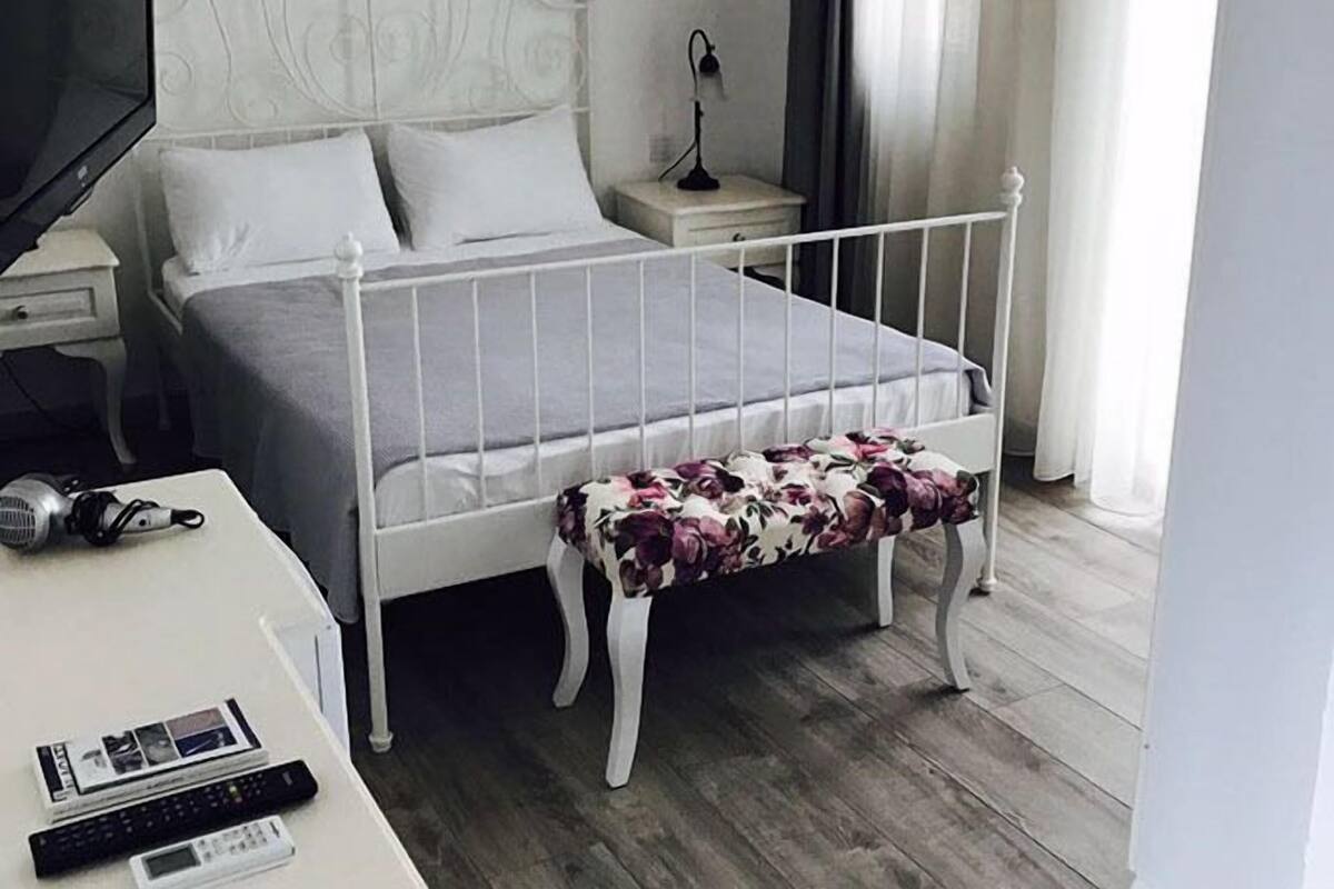 Phòng đôi tiện nghi đơn giản | Minibar, bàn, bàn ủi/dụng cụ ủi quần áo