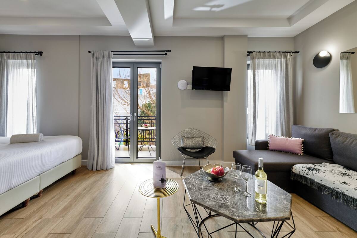 Luxury Suite, Balcony | 1 bilik tidur, bar mini, peti besi dalam bilik 