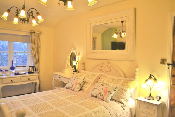 Individually decorated, individually furnished, desk, iron/ironing board - The Firecat Country House B&B (Machynlleth)