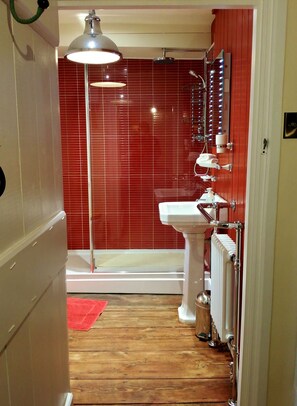 Bathroom | Shower, free toiletries, hair dryer, bathrobes - The Firecat Country House B&B (Machynlleth)