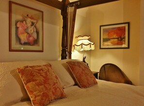 Individually decorated, individually furnished, desk, iron/ironing board - The Firecat Country House B&B (Machynlleth)