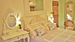 A bedroom with a bed, a dresser, a mirror, and a chair. - The Firecat Country House B&B (Machynlleth)