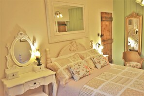 Individually decorated, individually furnished, desk, iron/ironing board - The Firecat Country House B&B (Machynlleth)