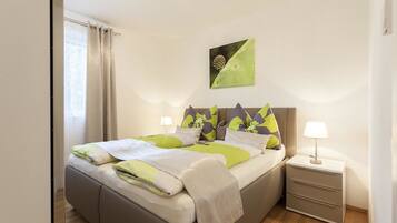 Ein modernes Schlafzimmer mit Bett, Nachttischen und einer Lampe.