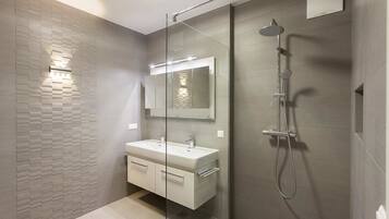 Deluxe Studio, 1 Bedroom, Accessible | Bathroom | Shower, free toiletries, hair dryer, bathrobes