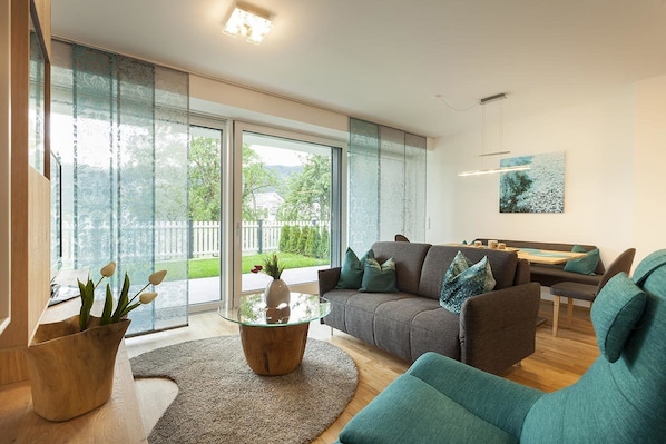 Deluxe studio, 1 slaapkamer, toegankelijk voor mindervaliden | Woonruimte | Flatscreentelevisie