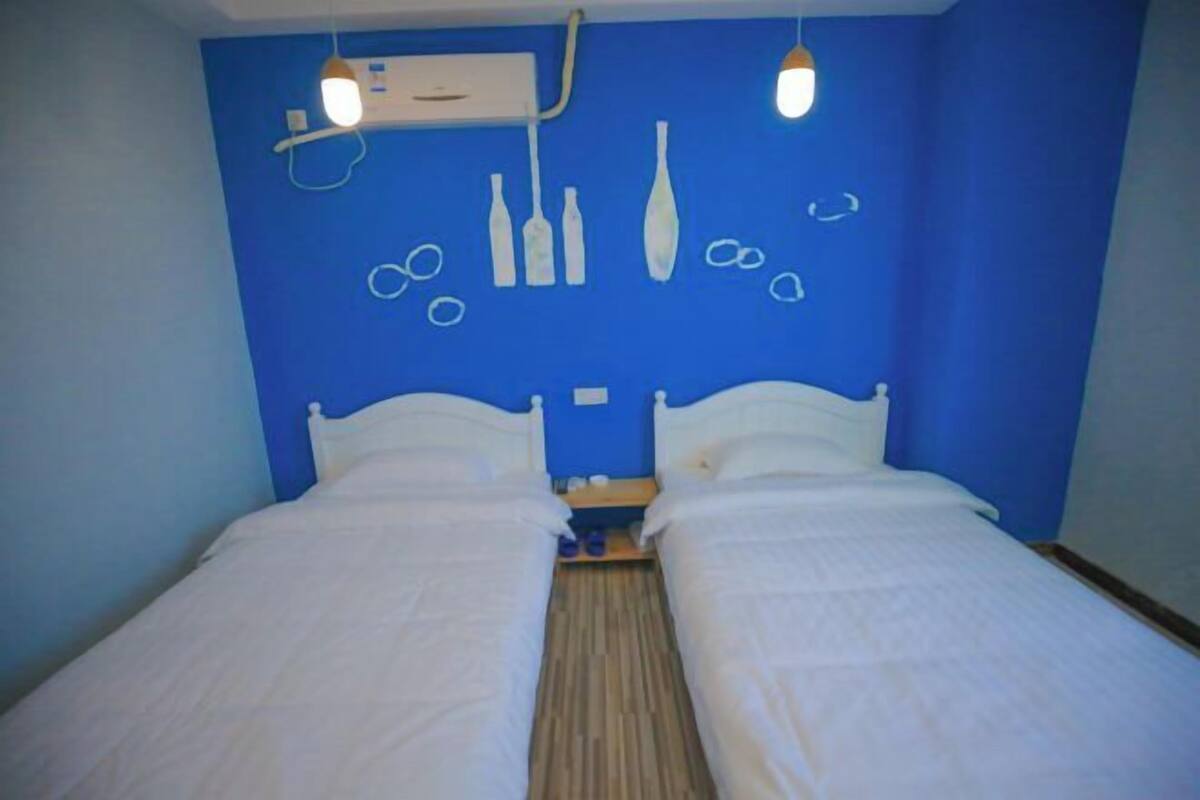 Meja kerja, tirai kedap cahaya, dan Wi-Fi gratis