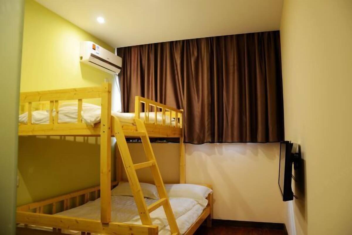 Escritorio, cortinas blackout y wifi gratis