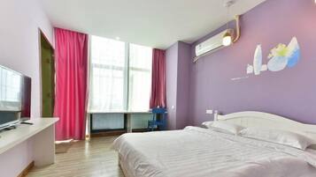 Escriptori, cortines opaques i wifi gratuïta