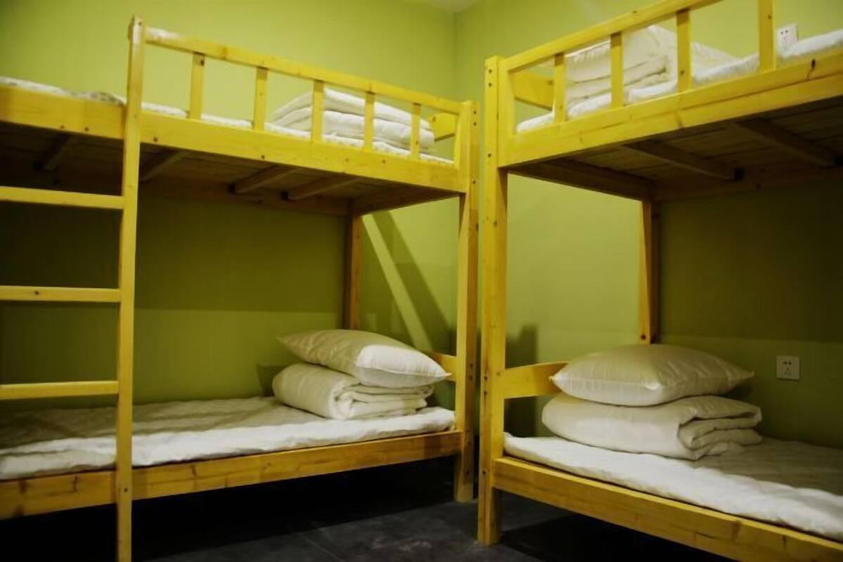 Meja kerja, tirai kedap cahaya, dan Wi-Fi gratis