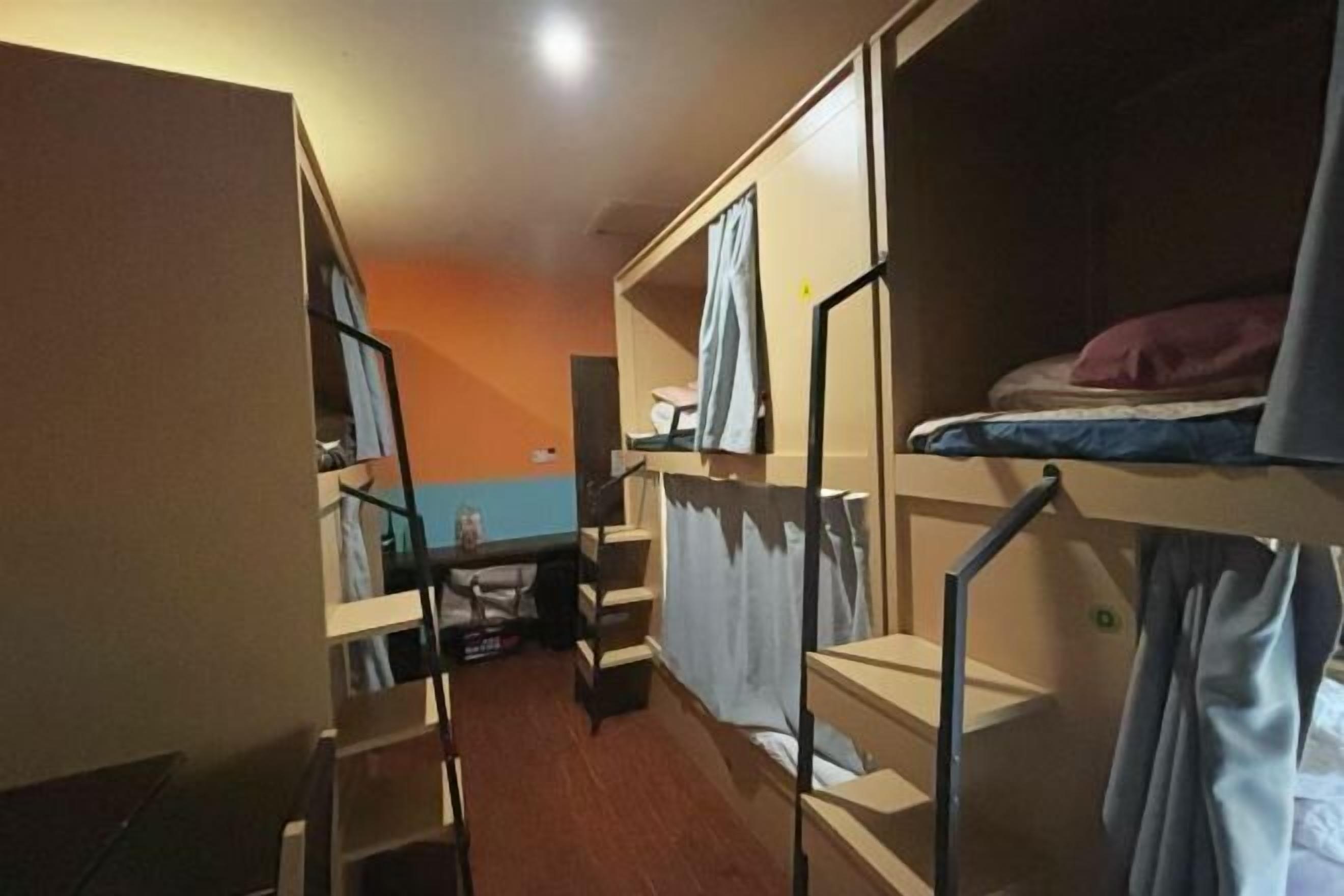 Escritorio, cortinas blackout y wifi gratis 