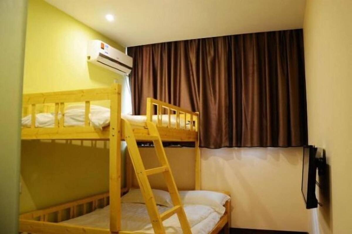 Escritorio, cortinas opacas, wifi gratis