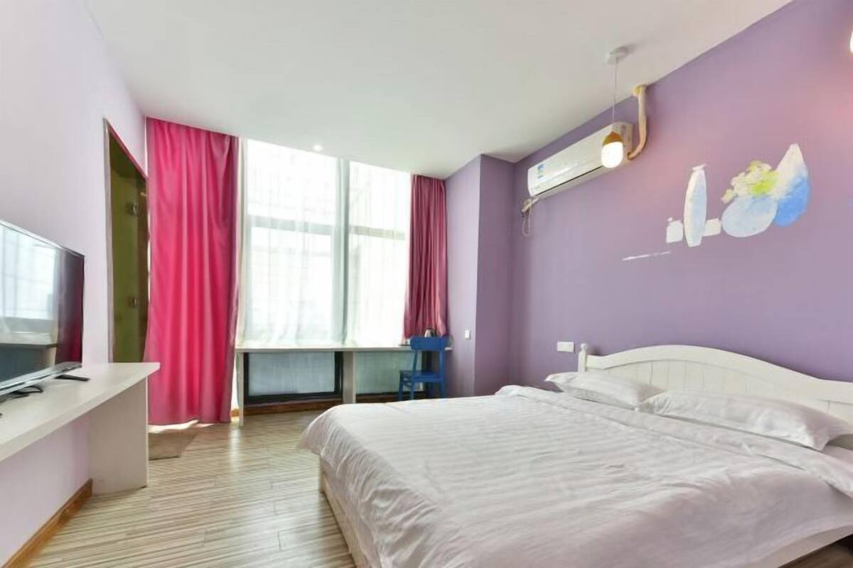 Escritorio, cortinas opacas, wifi gratis