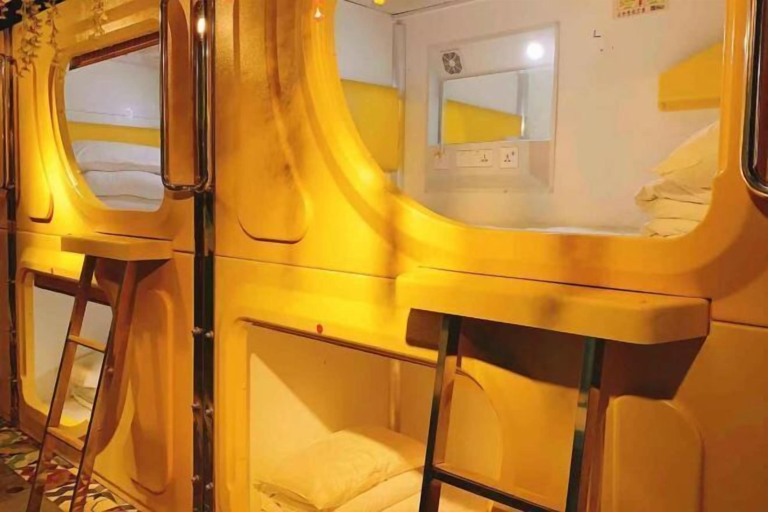 Schreibtisch, Verdunkelungsvorhänge, kostenloses WLAN